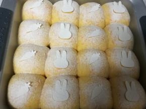 用细筛网筛上高筋面粉