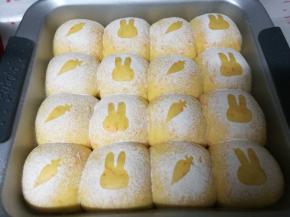 用镊子小心取走纸模，图案就显现出来了。