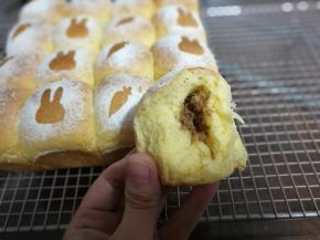 里面有色拉酱和肉松，面团也没有胡萝卜味。。。