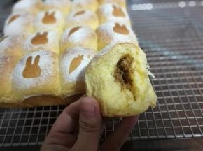 里面有色拉酱和肉松，面团也没有胡萝卜味。。。