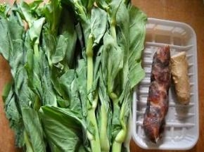 准备好白菜苔和腊肠。