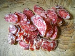 腊肠用温水冲洗一下，切薄片。