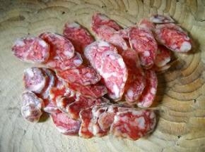 腊肠用温水冲洗一下，切薄片。