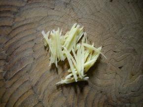 生姜去皮、切丝；白菜苔掐段洗净、沥干水分备用。