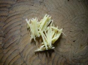生姜去皮、切丝；白菜苔掐段洗净、沥干水分备用。