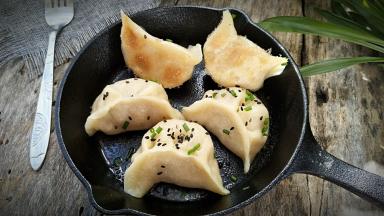 撒上适量芝麻和香葱碎即可断火。