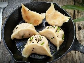 撒上适量芝麻和香葱碎即可断火。