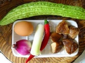 准备苦瓜、鸡蛋、香菇、洋葱、蒜瓣。