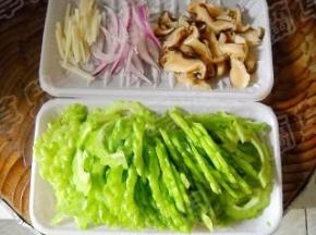 所有食材洗净切好。