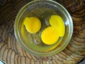 鸡蛋磕破于碗中，加盐拌好。