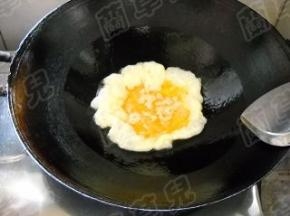 锅中油热，下鸡蛋滑散，盛起备用。