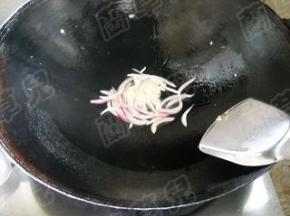 锅中余油，爆香洋葱、蒜粒。