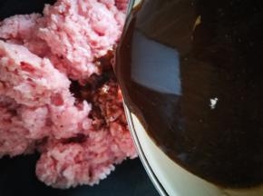 肉馅用料理机搅碎。生抽，老抽，淀粉，盐，蚝油，水，混在一起搅拌均匀倒入肉馅中。蚝油不要太多，下油锅后易上色，易糊，控制不好的可以不加。水最后添加，这是要炸的肉丸，水分不能太大。调完后，可以煎一小块尝尝味道。