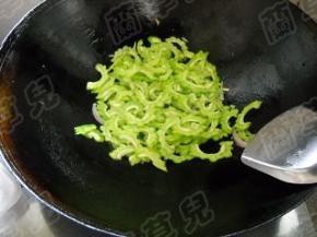 倒入苦瓜翻炒至断生。