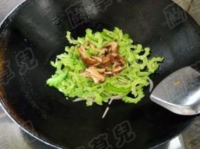 倒入香菇，加入盐、胡椒炒匀。