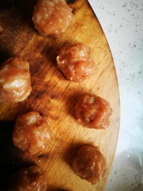 提前团好丸子，一会好下锅，好看又省时