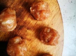 提前团好丸子，一会好下锅，好看又省时