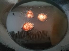 锅中倒油，用筷子试油温，筷子插进油锅中，迅速产生小气泡在周围就可以了。中小火炸，丸子飘起来就熟了。温度随时调节，最后大火起锅，丸子不易吸油！