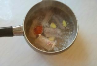 猪排冷水下锅，放几片姜、陈皮，焯烫。