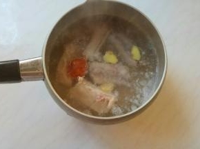 猪排冷水下锅，放几片姜、陈皮，焯烫。