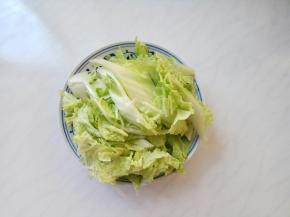 大白菜洗净斜切粗一点的条。