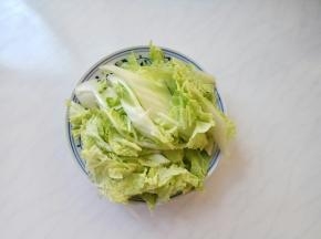 大白菜洗净斜切粗一点的条。