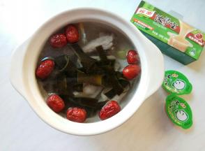 另起锅，放入猪排、海带扣儿、小枣、姜片，添入足量的清水。