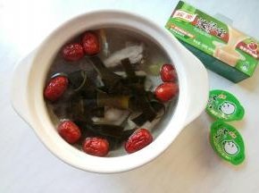 另起锅，放入猪排、海带扣儿、小枣、姜片，添入足量的清水。