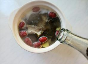 水开放入1勺料酒。