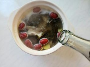 水开放入1勺料酒。