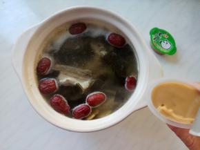 放入猪骨浓汤宝，搅匀。盖盖小火煮。