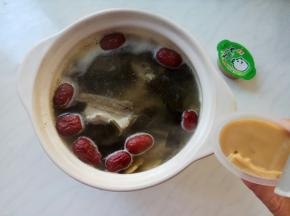 放入猪骨浓汤宝，搅匀。盖盖小火煮。