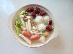 咕嘟20分钟后，猪排熟了，依次放入菌菇、丸子、豆腐泡煮一会，最后放入大白菜，再煮个3、4分钟即可。