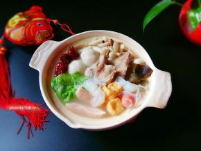 不加任何其它的调味料，汤汁浓白。
不再用费时耗力的熬一锅汤，快手做到真正原色、原料猪排、味美浓汤。大白菜、菌菇浸足了汤汁的香味，营养满满，能量足足。
宝贝，来喝这碗浓汤吧。