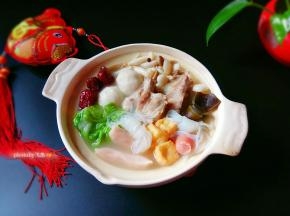 不加任何其它的调味料，汤汁浓白。
不再用费时耗力的熬一锅汤，快手做到真正原色、原料猪排、味美浓汤。大白菜、菌菇浸足了汤汁的香味，营养满满，能量足足。
宝贝，来喝这碗浓汤吧。