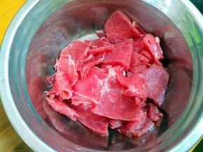 牛肉切片，加料酒、生抽、胡椒粉抓匀，腌制20分钟，让其有个底味。