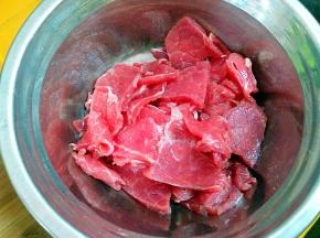 牛肉切片，加料酒、生抽、胡椒粉抓匀，腌制20分钟，让其有个底味。