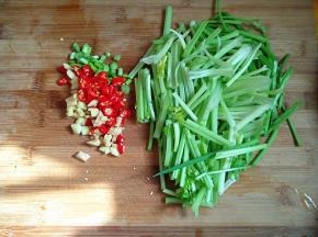 再把小米椒、葱姜、香芹切下。