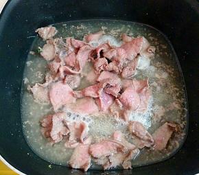 热锅，多下些油，2成热时下牛肉滑炒至变色，捞出控油。