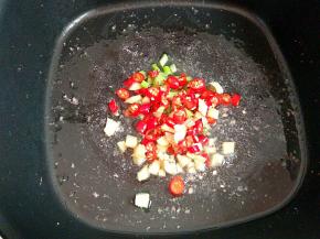 留底油下葱姜、小米辣煸香。