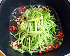 下香芹炒至变色