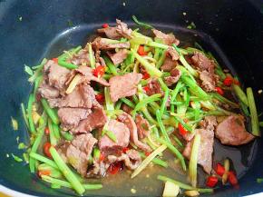 加盐、白糖、生抽调味即可。