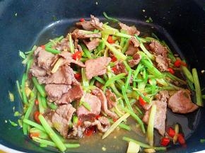 加盐、白糖、生抽调味即可。