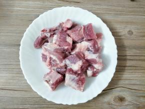 排骨剁成大小合适的块状