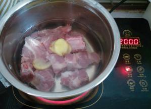 排骨冷水入锅，加适量姜片煮开