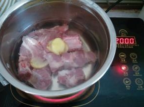 排骨冷水入锅，加适量姜片煮开