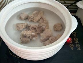 把排骨放入砂锅，加适量水大火煮开