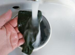 泡好的海带解开，冲洗干净
