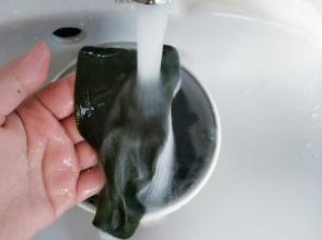 泡好的海带解开，冲洗干净