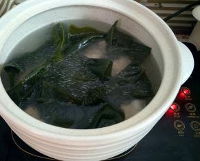 排骨汤里加入海带一起熬煮